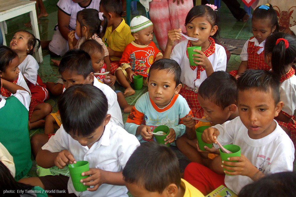 children receive food as part of their schooling in India